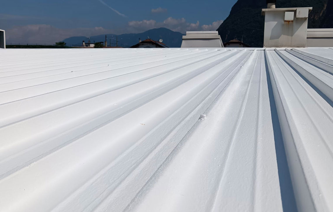Rivestimento di lamiera grecata in resina poliuretanica bianco riflettente