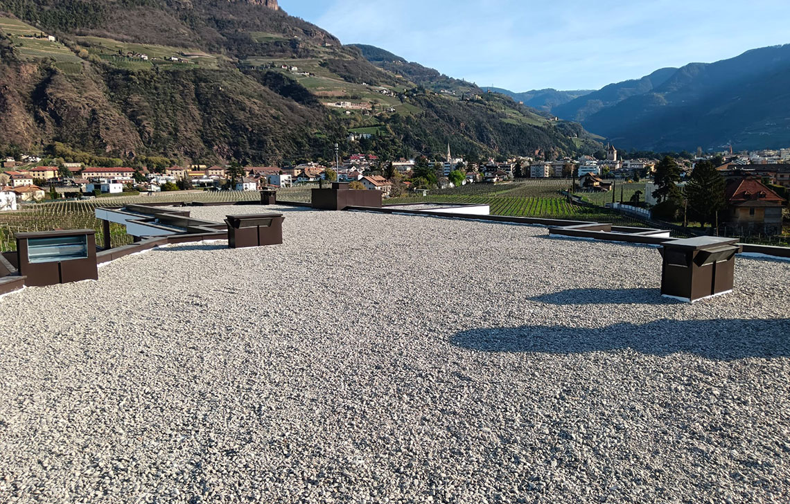 Tetto in PVC con Zavorra in ghiaia